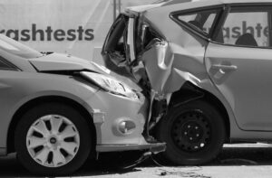 participación causa accidente no excluye resarcirle