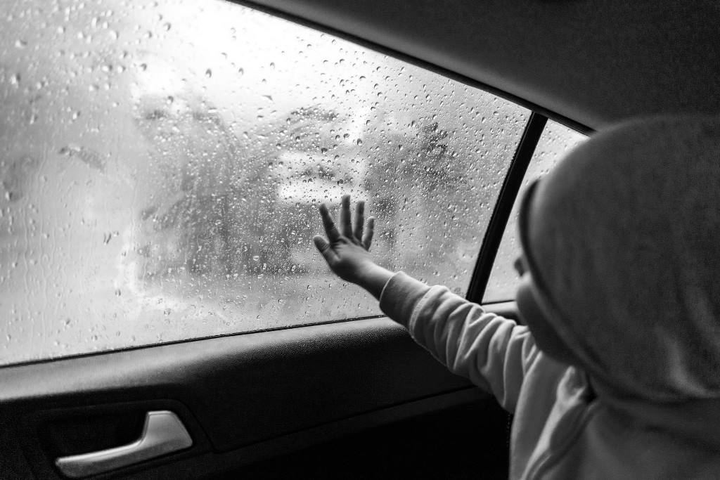 abandono temporal menores vehículo