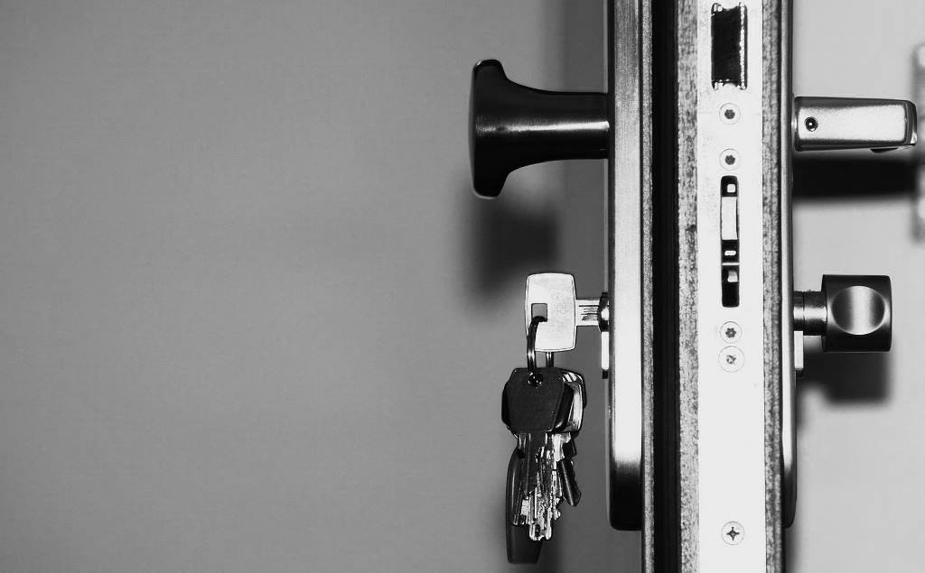 cambiar cerradura cruzar línea penal