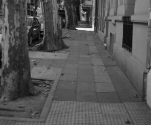 peatón no debe caminar mirando suelo